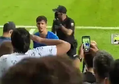 Maç sonu gerginlik! Altay Bayındır taraftara tepki gösterdi
