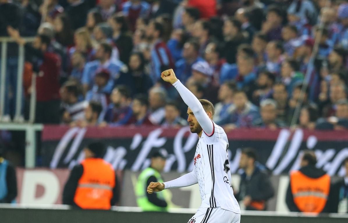 Cenk Tosun ilk peşinde