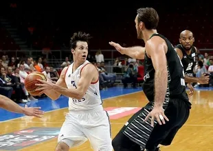 Anadolu Efes seride 1-0 öne geçti!