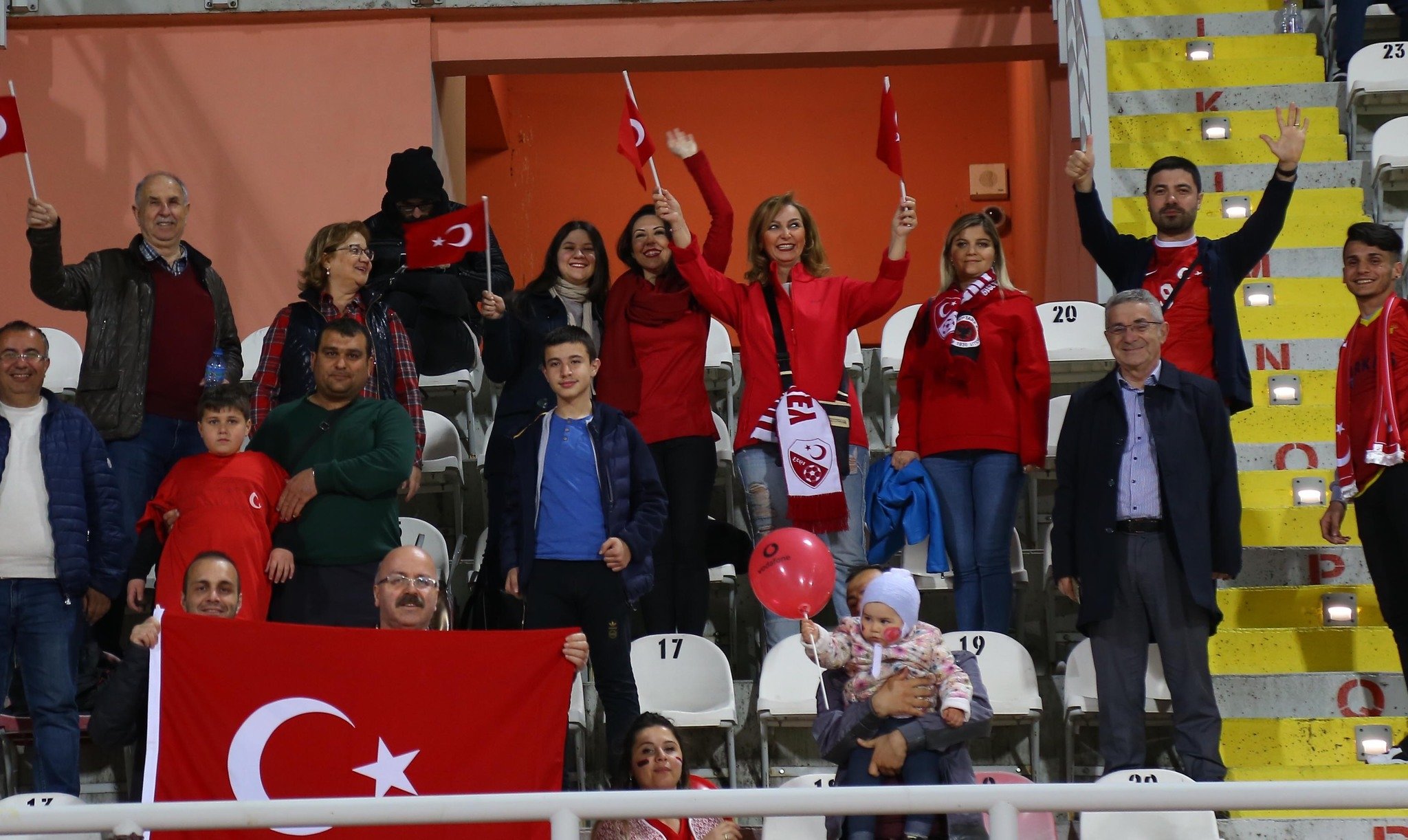 Arnavutluk - Türkiye maçında dikkat çeken kare! Görenleri büyüledi...