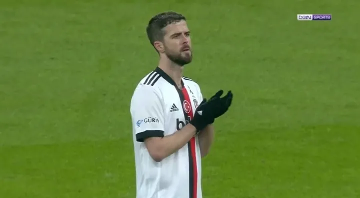 Beşiktaş Gaziantep FK karşılaşmasında hayatını kaybeden Ahmet Çalık için oyun durdu! - 3