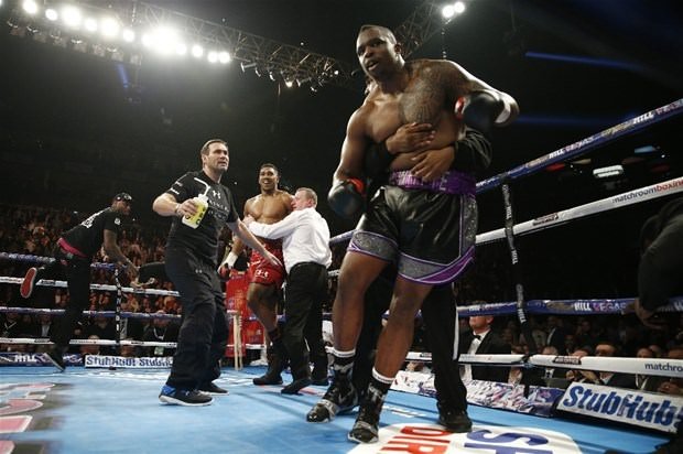 Tek yumrukla rakibini nakavt etti