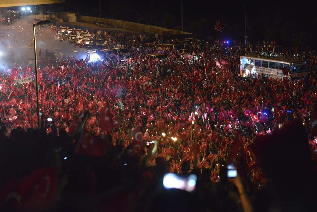 Milyonlar demokrasi nöbetinde