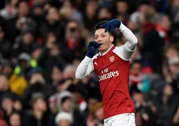 Arsenal, Mesut Özil'le kazandı