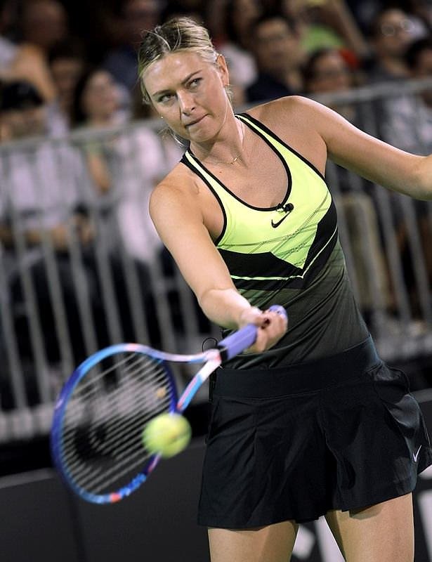 Ve Sharapova korta çıktı