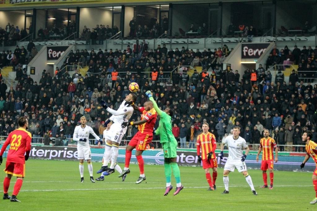 Kayserispor-Fenerbahçe karşılaşmasından kareler