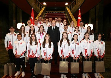 Başkan Erdoğan milli sporcuları kabul etti!