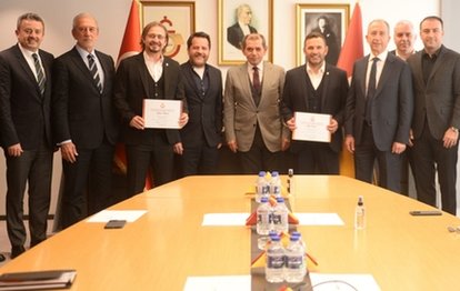 Galatasaray Teknik Direktörü Okan Buruk ve Ayhan Akman kulüp üyesi oldu