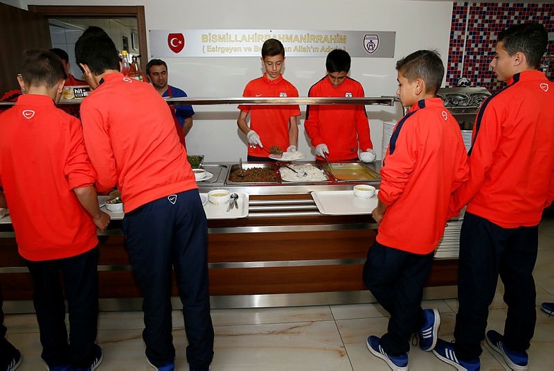 Altınordu’nun gençleri kadın yardımcıların işlerini yaptı