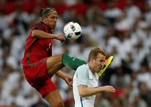 Bruno Alves'ten Harry Kane'e tekme
