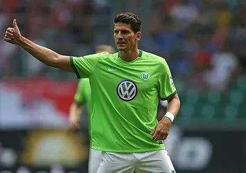 Resmileşti! Mario Gomez imzayı atıyor...
