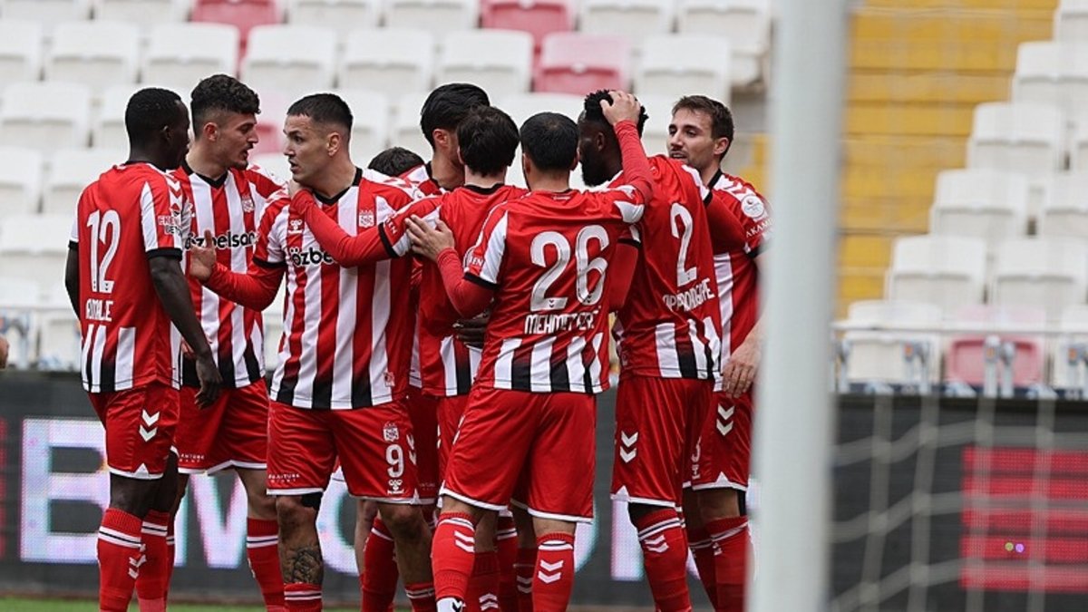 Özbelsan Sivasspor evinde Sakaryaspor'u farklı geçti!