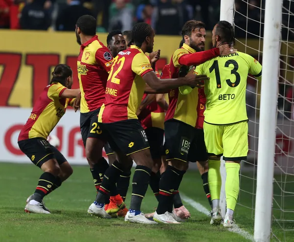 İzmir'de VAR ile penaltı kararı! - 1