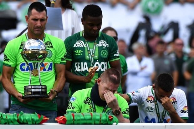 Chapecoense gözyaşlarıyla sahada