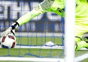 Kendi kalesine hat-trick yaptı