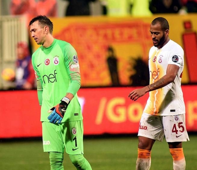 Galatasaray’da deprem! Muslera...