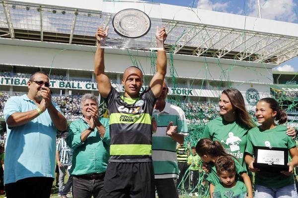 Alex futbola veda etti