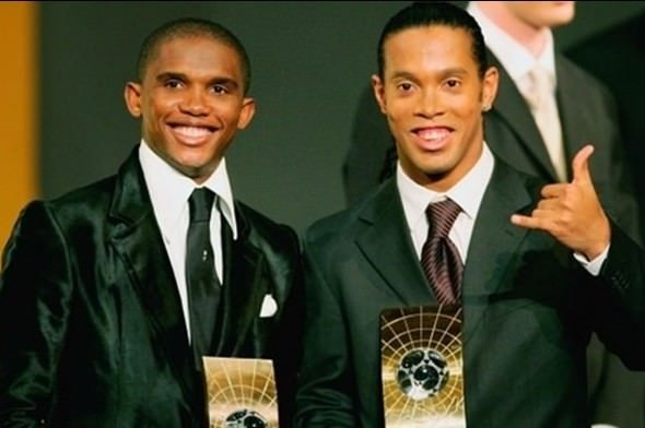Samuel Eto’o Ronaldinho’yu getiriyor