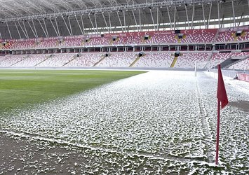 Sivas 4 Eylül Stadı'nın zemini kısmen karla kaplandı