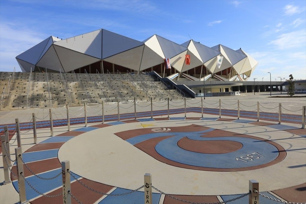 Akyazı Stadı’nda çim serimi bitti