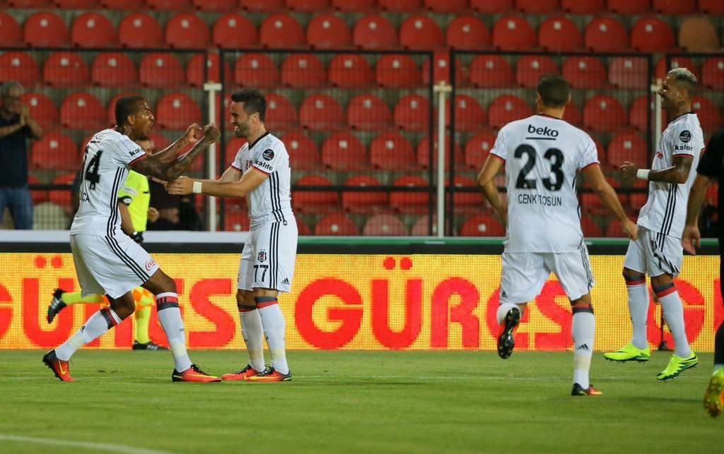 Beşiktaş, Akhisar deplasmanında rahat kazandı