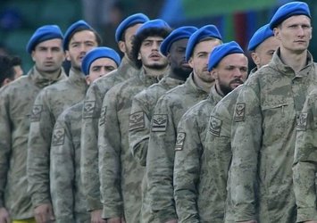 Seremoniye askeri kamuflajla çıktılar!