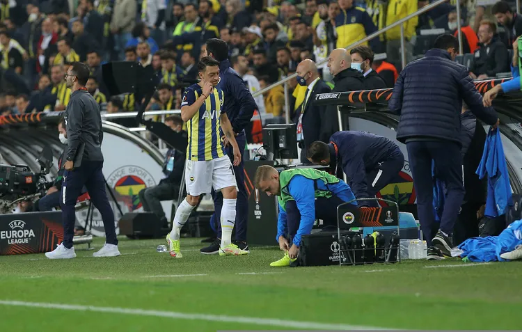 FENERBAHÇE HABERLERİ: Mesut Özil'den sert tepki! Su şişelerini tekmeledi - 1