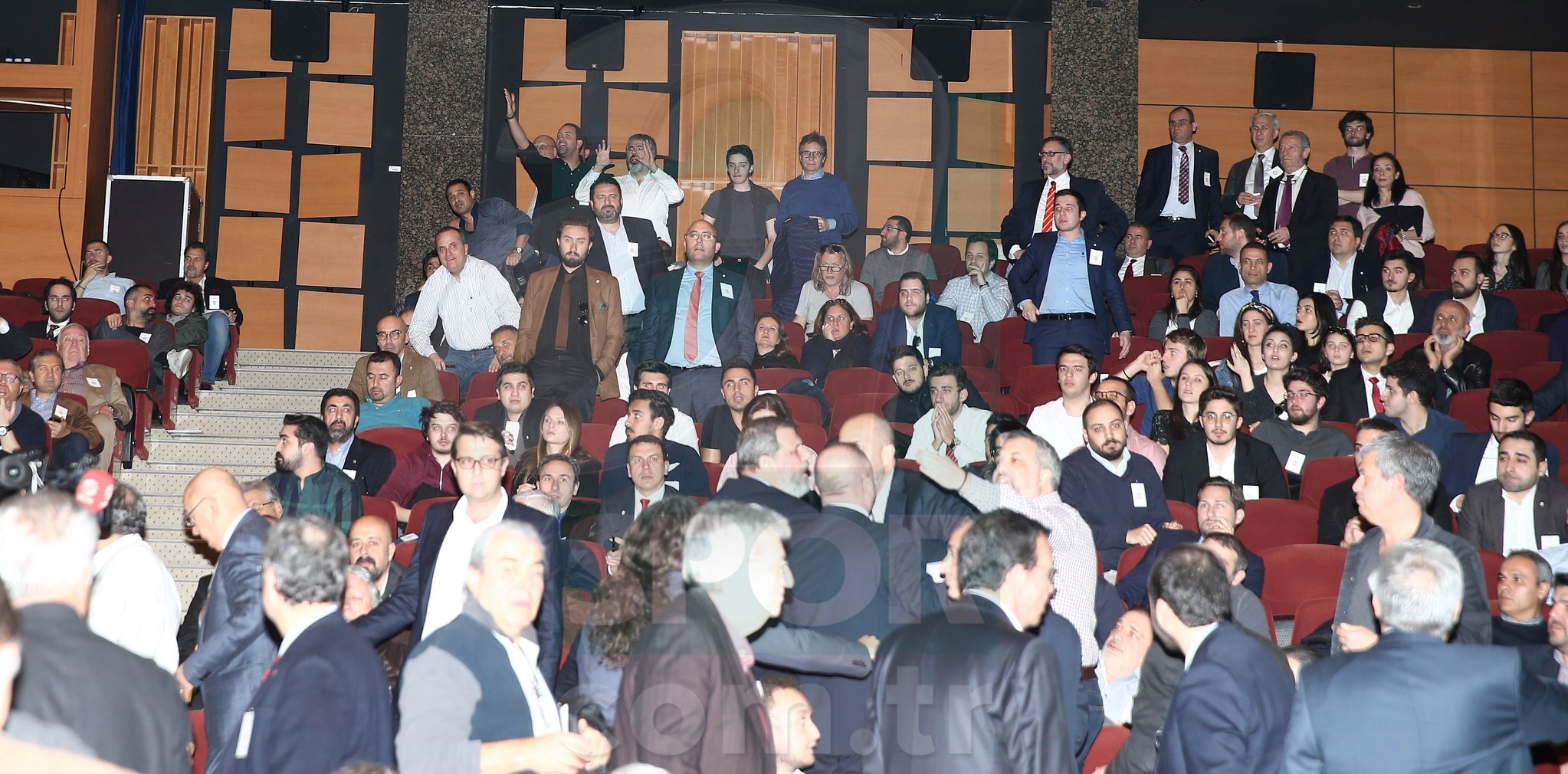 Galatasaray genel kurulunda kavga