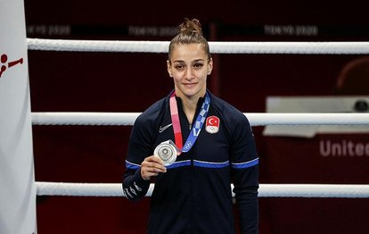 Milli boksör Buse Naz Çakıroğlu gümüş madalyasını aldı