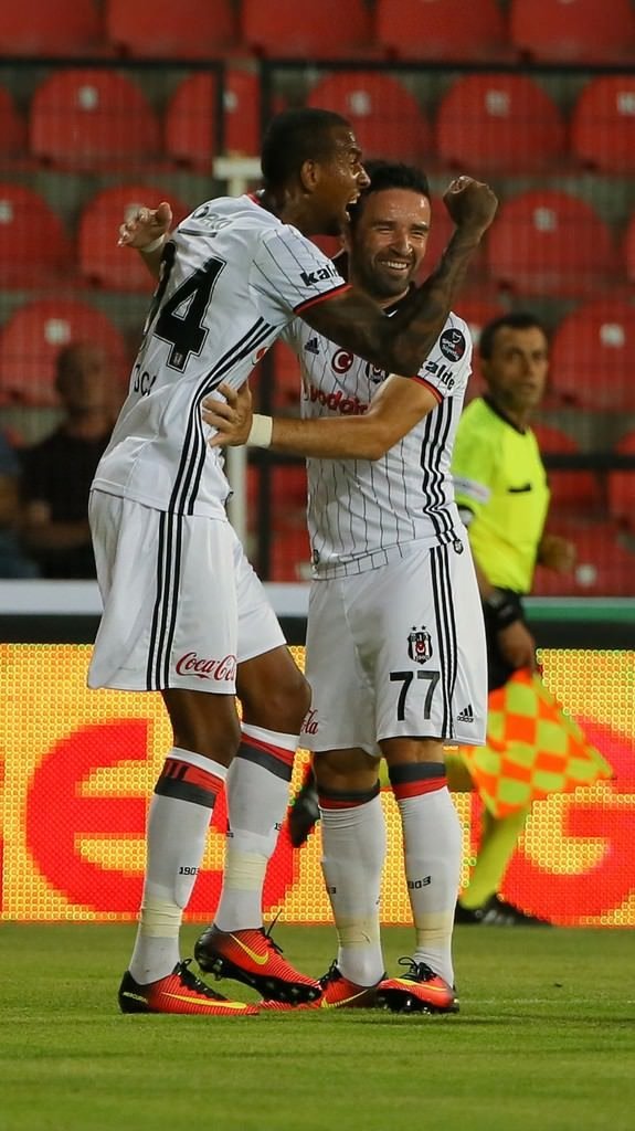 Beşiktaş, Akhisar deplasmanında rahat kazandı