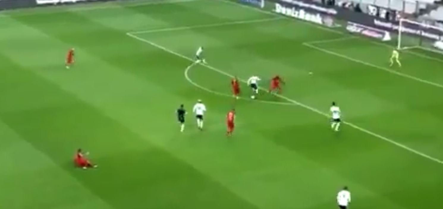 Hakem Barış Şimşek, Talisca’ya çarptı! İşte o anlar