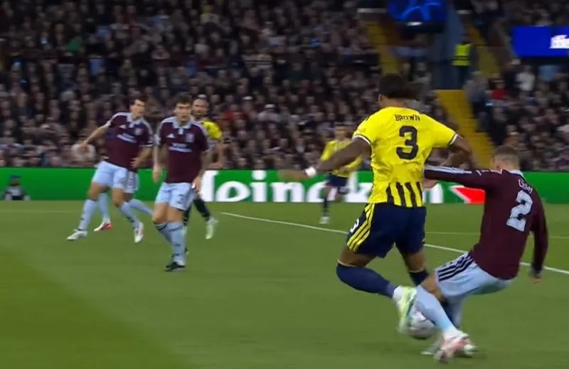 Archie Brown yerde kaldı Fenerbahçe penaltı bekledi! İşte o pozisyon - 1