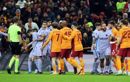 Galatasaray - Barcelona maçında Jordi Alba’dan ağır tahrik! Topu tribünlere yolladı