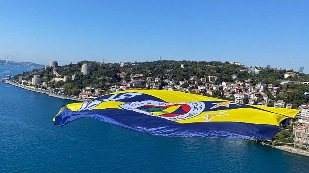 Fenerbahçe Beko’nun bayrakları köprüleri süsledi Fenerbahçe Beko’nun bayrakları köprüleri süsledi