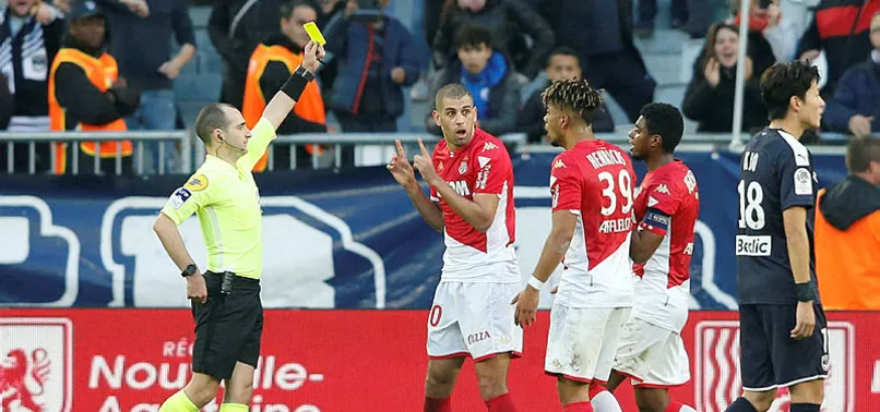 Islam Slimani önce attı sonra atıldı!