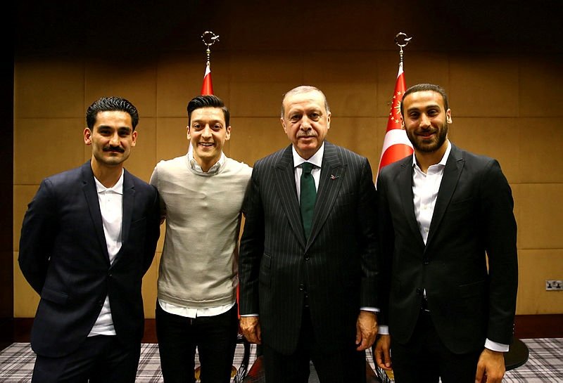 Yabancı taraftarlardan Mesut Özil’e destek