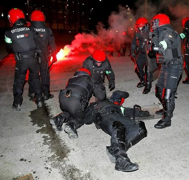Holigan terörü! 1 polis öldü... - 2