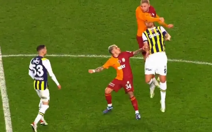 Edin Dzeko Victor Nelsson'un müdahalesiyle yerde kaldı! - 1