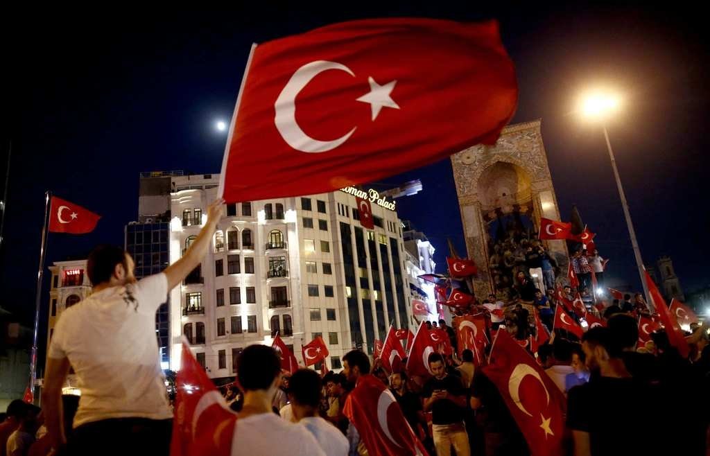 Halk demokrasi nöbetinde