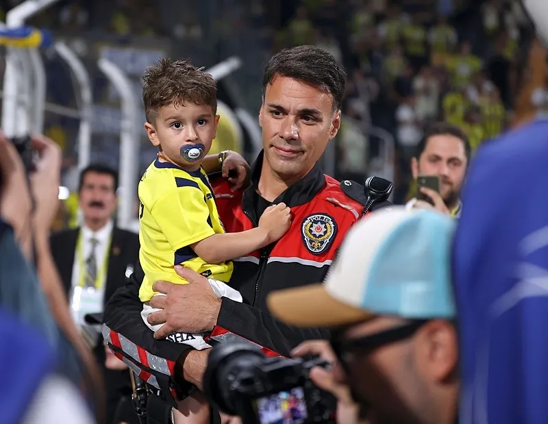 Göktuğ Alımcı, Fenerbahçe - Lyon maçına geldi! Polis memuru, minik taraftarı karşılaşma öncesi sahada gezdirdi - 1