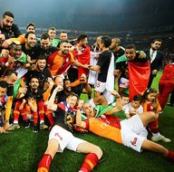 Galatasaray’ın yeni transferi şampiyonluk kutlamalarında! Futbolcularla birlikte sevindi