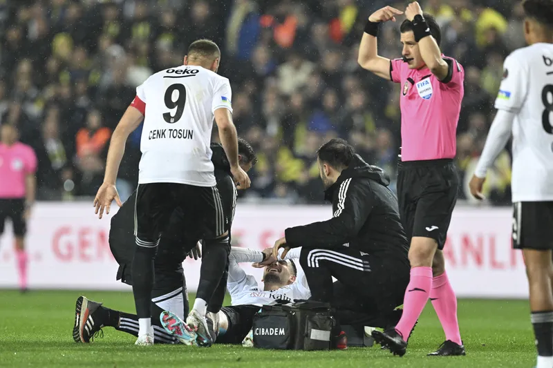 Fenerbahçe Beşiktaş maçında Tayyip Talha sakatlanarak oyundan çıktı - 2