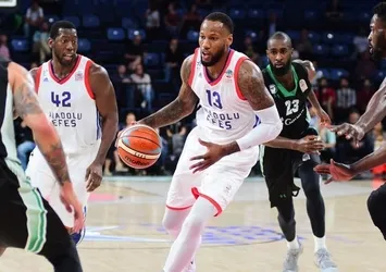 Anadolu Efes seride 1-0 öne geçti