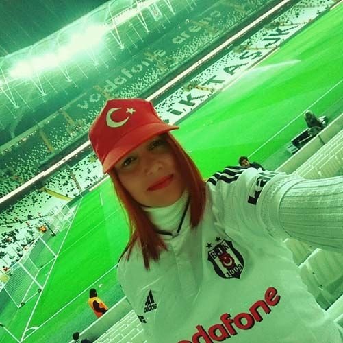 Beşiktaş - Lyon maçına kızıl saçlı kız damga vurdu