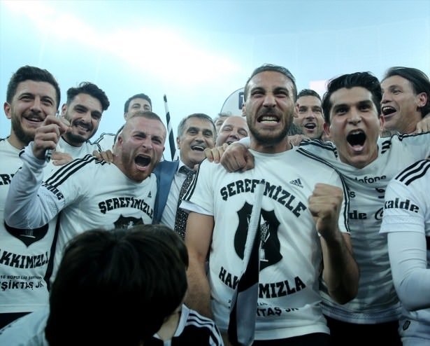 Maç sonunda Arena’da büyük çoşku!