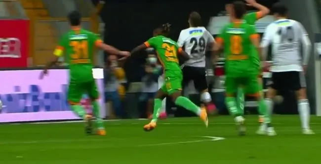 Son dakika spor haberi: Beşiktaş - Alanyaspor maçında siyah beyazlılar penaltı bekledi! İşte o pozisyon... - 3