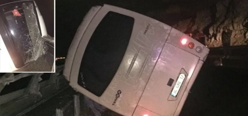 Taraftarları taşıyan otobüs devrildi