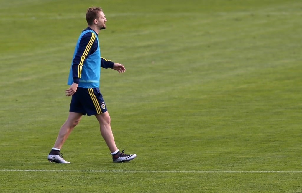 O topu sana yediririm!