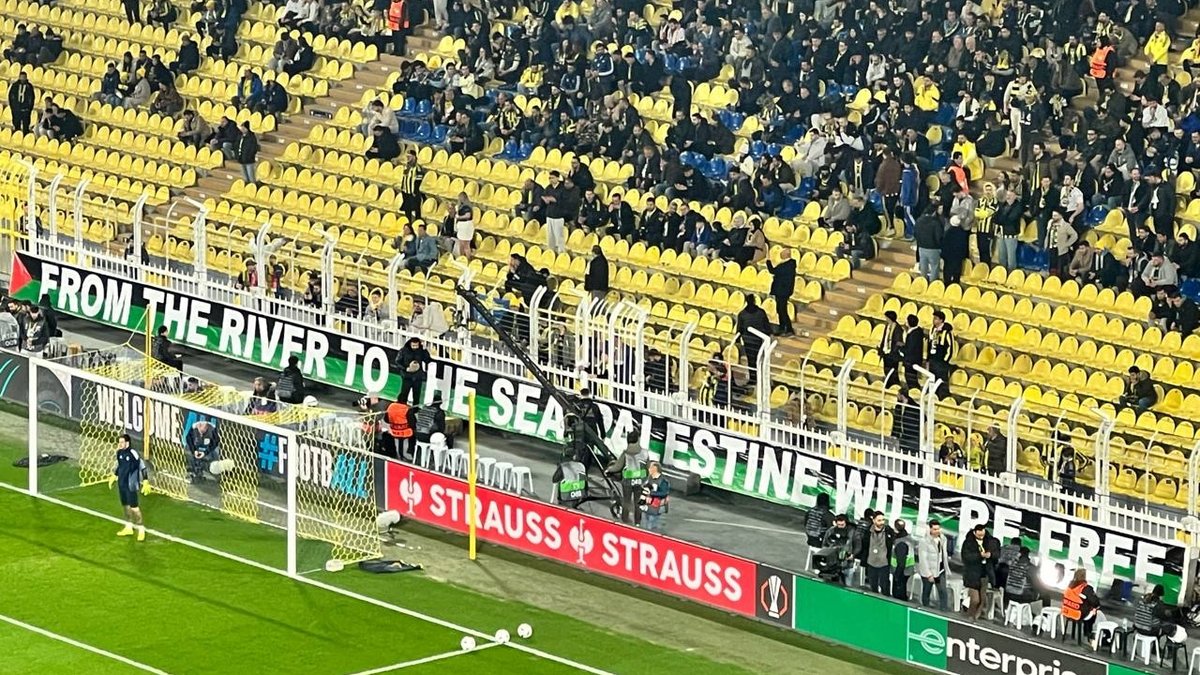 Kadıköy, Filistin'i unutmadı! İşte tribünlere asılan pankartlar