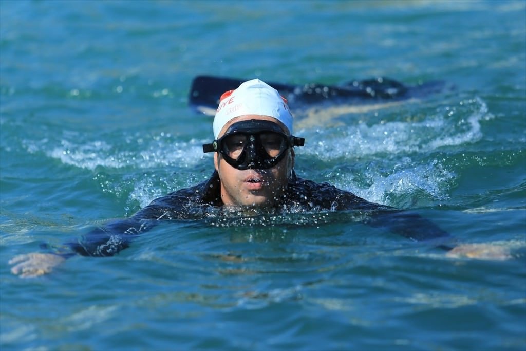 Çocukluğunda düştüğü denizden dünya rekoruyla çıktı